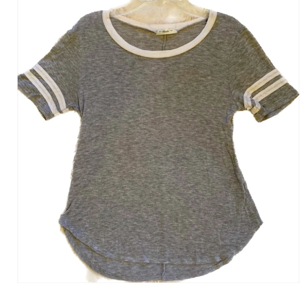 Atticute Short sleeve scoop neckline light gray w white trim soft Tee curved hem